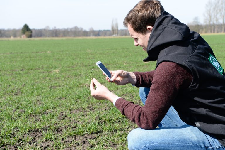 Landwirt mit Handy